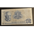 10 kr. 1973 QY Erst. * Kv. 01  * Katv. kr. 440 ** - Bilder er sedellen du fr. Vurder ogs fra bilder. Ikke SALR. / Tore Rimstad: kr.  220,-