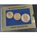 Proofsett  1994  * Katv. kr. 275  ** - Bilder er av settene. Pene sett uten riss i plast mm. Ta ikke hensyn til at plastkassetten speiler bakgrunn nr bilde ble tatt. De fungerer jo som speil. Ikke Salr.Kjp N pris er pr. sett.Du velger antall / Tore Rimstad: kr.  80,-