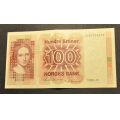 100 kr. 1989  * Kv. 01.  Kat.v. kr.290 *i - Bilder sedellen du fr. kv. 01. Vurder ogs fra bilder. Ikke Salr. / Tore Rimstad: kr.  120,-